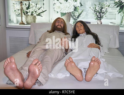 MONTREAL, KANADA - 23. SEPTEMBER 2018: John Lennon und Yoko Ono im Bett. Wachsfigurenkabinett Musée Grévin in Montreal, Quebec, Kanada Stockfoto