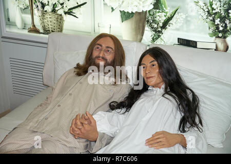 MONTREAL, KANADA - 23. SEPTEMBER 2018: John Lennon und Yoko Ono im Bett. Wachsfigurenkabinett Musée Grévin in Montreal, Quebec, Kanada Stockfoto