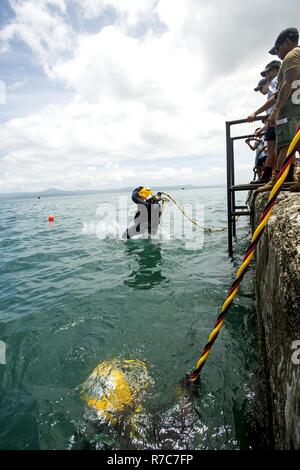 US-Segler zugewiesen, Unterwasser Bau Team (UCT) 2 beobachten philippinische Marine Feuerwehrmann 1. Bau Mechaniker Jaypee P. Aguilar, Streitkräfte der Philippinen UCT ins Wasser des Tauchgangs ein Unterwasser Oberfläche Versorgung zur Unterstützung Balikatan 2017 Ipil Hafen in Ormoc City, Leyte, 14. Mai 2017. Die Oberfläche Versorgung Ausbildung bereitet die US-Militärs und AFP, Ablagerungen in den Häfen und Versorgungsleitungen für Opfer von Naturkatastrophen und Krisen eröffnen. Balikatan ist eine jährliche US-Philippine bilaterale militärische Übung konzentrierte sich auf eine Vielzahl von Missionen, einschließlich der humanitären assistanc Stockfoto