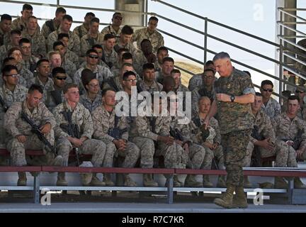 Gen. Glenn M. Walters, der stellvertretende Kommandant des Marine Corps, Adressen Marines während der integrierte Ausbildung Übung (ITX) 3-17 in der Marine Corps Air Ground Combat Center Twentynine Palms, Calif., 18. ITX ist eine kombinierte Waffen Übung die Einheiten über 3. Marine Flugzeugflügel als Aviation combat Element mit Boden und Logistik Kampf als Marine Air-task force integriert zu betreiben. Mehr als 650 Marines und 27 Flugzeuge mit 3 MAW unterstützen ITX 3-17. Stockfoto
