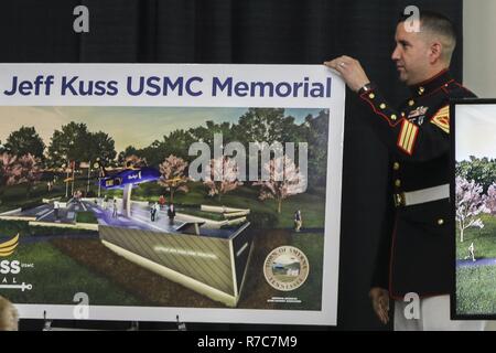 Gunnery Sgt. Richard Zepeda, einem Recruiting Unterstation Murfreesboro Recruiter, offenbart den Plan zu dauerhaft US Marine Corps Kapitän Jeff Kuss an der Smyrna Event Center, Smyrna, Tennessee, 18. Mai 2017 ehren. Kuss, ein Blue Angels Pilot, verlor sein Leben, wenn seine jet Juni 2, 2016 abgestürzt, ein Tag vor dem Großen Tennessee Air Show in Smyrna. Stockfoto