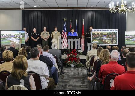 Mary Esther Reed, der Smyrna Bürgermeister, kündigt Pläne dauerhaft US Marine Corps Kapitän Jeff Kuss an der Smyrna Event Center, Smyrna, Tennessee, 18. Mai 2017 ehren. Kuss, ein Blue Angels Pilot, verlor sein Leben, wenn seine jet Juni 2, 2016 abgestürzt, ein Tag vor dem Großen Tennessee Air Show in Smyrna. Stockfoto