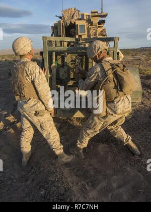 Us-Marines Cpl. Travis Kempf, Links, und Lance Cpl. Mitchell Anderson, Bekämpfung der Ingenieure, 1 Combat Engineer Battalion, bereiten Sie eine Linie im Marine Corps Air-Ground Combat Center Twentynine Palms, Calif., 18. Mai 2017. Marines mit einer Vielzahl von Verletzen und Assault Fahrzeuge bekämpfen Bereitschaft, taktische und technische Kompetenz Mission Erfolg zu verbessern. Stockfoto
