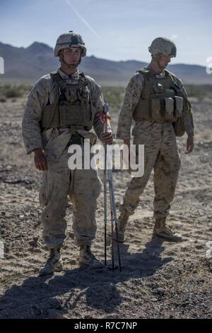 Us-Marines Lance Cpl. Marcus Mashak und Lance Cpl. Mitchell Anderson, Bekämpfung der Ingenieure, 1 Combat Engineer Battalion, kennzeichnen einen sicheren Pfad für Angriff Fahrzeuge bei Marine Corps Air-Ground Combat Center Twentynine Palms, Calif., 18. Mai 2017. Marines mit einer Vielzahl von Verletzen und Assault Fahrzeuge bekämpfen Bereitschaft, taktische und technische Kompetenz Mission Erfolg zu verbessern. Stockfoto