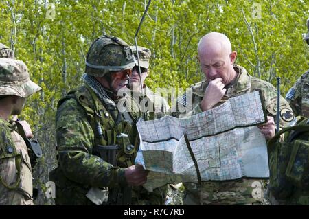 Generalleutnant Charles Luckey, Chef der Armee-Reserve und kommandierenden General des United States Army Reserve Command, beschreibt Truppenbewegungen mit kanadischen Lieutenant Colonel Willen Graydon, Kommandierender Offizier der das 3. Bataillon, königliches kanadisches Regiment, am 18. Mai 2017, im Camp Wainwright, Alberta, Kanada, während Ahorn lösen 17.  Mehr als 650 US-Armeesoldaten unterstützen Maple lösen 17, der kanadischen Armee Premiere Brigadestärke Validierungsverfahrens laufen Mai 14-29 auf Lager Wainwright. Als Teil der Übung bietet der US-Armee eine breite Palette von Kampf und Stützelemente. Dazu gehören sust Stockfoto