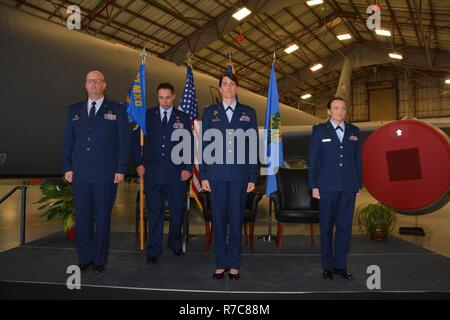 Oberst Travis Caughlin, 507Th Maintenance Group Commander, 1 st. Sgt. Jay Smith, Oberstleutnant Erin Koch, 507Th Maintenance Squadron Commander und Maj. Melissa Jones, 507Th MXS Director of Operations, stehen an Aufmerksamkeit während der 507Th MXS Ändern des Befehls zum 6. Mai 2017, Tinker Air Force Base, Okla. Stockfoto