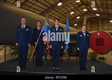 Oberst Travis Caughlin, 507Th Maintenance Group Commander, 1 st. Sgt. Jay Smith, Oberstleutnant Erin Koch, 507Th Maintenance Squadron Commander und Maj. Melissa Jones, 507Th MXS Director of Operations, stehen an Aufmerksamkeit während der 507Th MXS Ändern des Befehls zum 6. Mai 2017, Tinker Air Force Base, Okla. Stockfoto