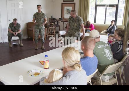 Maj. David Tran, Militärische Familie Gehäuse Division, G-4-Installationen und Logistik, spricht mit Combat Center Bewohner während eines Forums auf der Adobe Bezirk Klubhaus an Bord Marine Corps Air Ground Combat Center, Twentynine Palms, Calif., 9. Mai 2017. Stockfoto