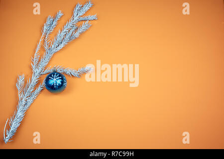 Filiale Weihnachtsbaum auf einem farbigen Hintergrund, ein Platz für Text Stockfoto