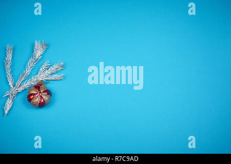 Filiale Weihnachtsbaum auf einem farbigen Hintergrund, ein Platz für Text Stockfoto