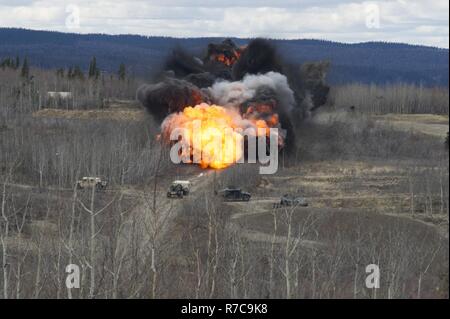 Us-Soldaten detonieren Mine Clearing Line (MICLIC) während der nördlichen Rand 2017 10. Mai 2017, am Fort Greely, Alaska. Die MICLIC ist ein clearing Gerät verwendet einen Pfad durch Minenfelder oder Hindernisse zu löschen. Stockfoto