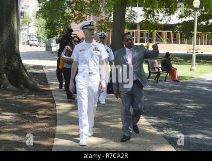 MEMPHIS, Tenn (08.Mai 2017) hinten Adm. Paul Pearigen (links), Commander, Marine Medizin West, Touren der Universität von Tennessee Gesundheit Wissenschaft Mitte (UTHSC), mit Dr. Kennard Brown, Executive Vice Chancellor der UTHSC, zur Unterstützung von Memphis Marine Woche. Memphis ist eine der wählen Sie Städte auf Host A2017 Marine Woche, eine Woche U.S. Navy Bewusstsein durch Einheimische übertreffen zu heben, Dienst an der Gemeinschaft und Ausstellungen Amerikaner, warum eine starke Marine zu zeigen, die für die amerikanische Lebensart ist. Stockfoto