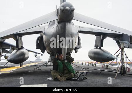 Pazifik (11. Mai 2017) Lance Cpl. Roberto Rodriguez, ein Eingeborener von La Mirada, Kalifornien, zugeordnet zu den 15 Marine Expeditionary Unit (MEU), führt die Wartung eines AV-8B Harrier auf dem Flugdeck des Amphibious Assault ship USS America (LHA 6). Mehr als 1.800 Segler und 2.600 Marines, die Amerika Amphibious Ready Group (ARG) und dem 15. MEU derzeit eine zusammengesetzte Einheit Übung (COMPTUEX) vor der Küste von Südkalifornien in Vorbereitung auf die Bereitstellung des ARG später dieses Jahr. Amerika ARG besteht aus Nordamerika, die Amphibischen dock Landin Stockfoto