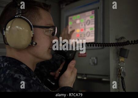 BREMERTON, Washington (9. Mai 2017) Aviation Ordnanceman Airman Brandon Ellington betreibt ein Programmable Logic Control panel Waffen Aufzüge zu bewegen an Bord der Flugzeugträger USS John C Stennis" (CVN 74). Das Schiff ist die Durchführung einer geplante schrittweise Verfügbarkeit Puget Sound Naval Shipyard und Intermediate Maintenance Facility, in dem das Schiff befindet sich in der planmäßigen Wartung und Upgrades. Stockfoto