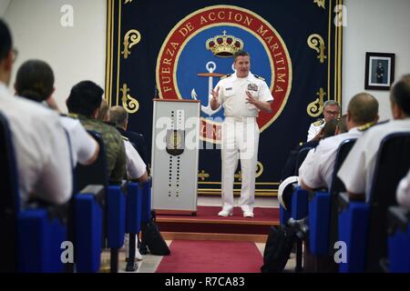 CARTAGENA, Spanien (10. Mai 2017) Kapitän Daniel Hopkins, übung Phoenix Express Officer in Tactical Command 2017, liefert Erläuterungen während der Eröffnungsfeier für Phoenix Express 2017 am spanischen Marinestützpunkt Arsenal de Cartagena 10. Mai 2017. Phoenix Express, durch US Africa Command gefördert und durch US-amerikanische Seestreitkräfte Europa-afrika/USA erleichtert 6 Flotte, ist entworfen, um die regionale Zusammenarbeit, die maritimen Bereich Bewusstsein Informationsaustausch Praktiken zu verbessern und die operativen Fähigkeiten, Bemühungen und Sicherheit im Mittelmeer zu verbessern. Stockfoto