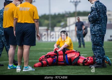 MISAWA, Japan (12. Mai 2017) Intelligence Specialist Seaman Kelsey Luckett kämpft die "REDMAN" während Oleoresin capsicum (OC) Spray Training als Teil der zusätzlichen Sicherheit Kraft Kurs von der NAF Misawa Sicherheit Abteilung organisiert. Stockfoto