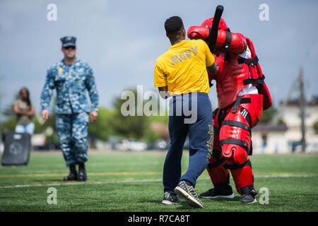 MISAWA, Japan (12. Mai 2017) Operations Specialist Seaman Dwayne Stampley Kämpfe aus der Redman' während Oleoresin capsicum (OC) Spray Training als Teil der zusätzlichen Sicherheit Kraft Kurs von der NAF Misawa Sicherheit Abteilung organisiert. Stockfoto