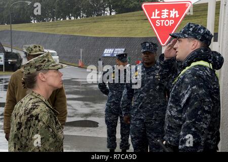 NAVAL AIR FACILITY ATSUGI, Japan (10. Mai 2017) Master-at-Arms 3. Klasse David Waldrop, ein Eingeborener von West Monroe, LA, meldet den Zustand von seinen Posten Commander, Naval Installationen Befehl (CNIC) Vice Adm. Mary Jackson während einer Tour. Dies ist der erste Besuch von Jackson Naval Air Facility Atsugi, seit Sie die Position von Cnic angenommen. Jackson's Besuch auf der Basis ist ein Teil einer Fläche einweisungsrundgang Navy Installationen in Japan. Stockfoto