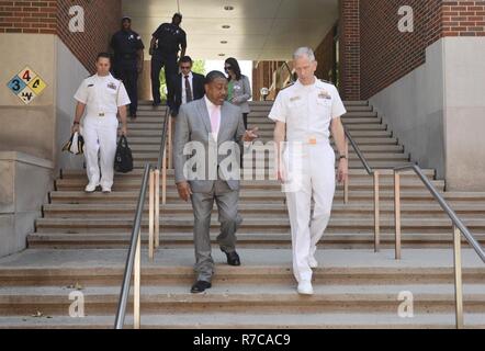 MEMPHIS, Tenn (8. Mai 2017) der hinteren Adm. Paul Pearigen, rechts, Commander, Marine Medizin West, Touren der Universität von Tennessee Gesundheit Wissenschaft Mitte (UTHSC), mit Dr. Kennard Brown, Executive Vice Chancellor der UTHSC, während Memphis Marine Woche. Memphis ist eine der wählen Sie Städte auf Host A2017 Marine Woche, die gewidmet ist U.S. Navy Bewusstsein durch Einheimische übertreffen zu heben, Dienst an der Gemeinschaft und Ausstellungen Amerikaner, warum eine starke Marine zu zeigen, die für die amerikanische Lebensart ist. Stockfoto