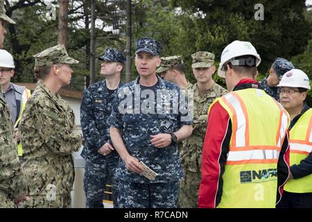 NAVAL AIR FACILITY ATSUGI, Japan (10. Mai 2017) Commander, Naval Installationen Befehl (CNIC) Vice Adm. Mary Jackson, Links, und Naval Air Facility Atsugi befehlshabenden Offizier, Kapitän John bushey sprechen Sie mit Marine Engineering (Befehl NAVFAC) Fernen Osten Personal während einer Tour. Dies ist der erste Besuch von Jackson Naval Air Facility Atsugi, seit Sie die Position von Cnic angenommen. Jackson's Besuch auf der Basis ist ein Teil einer Fläche einweisungsrundgang Navy Installationen in Japan. Stockfoto