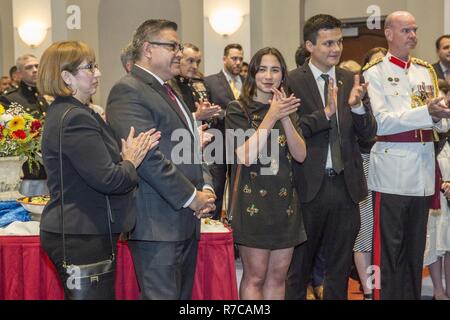 Der Herr Abgeordnete Salud Carbajal, zweite links, United States, 24. Kongreß der Kalifornischen Bezirk, und seine Frau Gina, Links, eine Rezeption, bevor ein Abend Parade bei Marine Barracks Washington, Washington, D.C., 05.Mai 2017 besuchen. Abend Paraden sind als Mittel zur Einhaltung der hohen Beamten statt, verehrte Bürger und Förderer des Marine Corps. Stockfoto