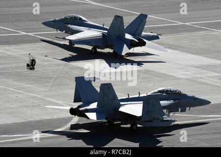 Gemeinsame Basis ELMENDORF - Richardson, Alaska - ein U.S. Navy EA-18G Growler mit dem Electronic Attack Squadron 134 von Naval Air Station Whidbey Island, Washington, Taxis nach der Landung Mai 10, 2017, Park, zur Unterstützung der Übung Northern Edge 2017. Nördlichen Rand ist Alaska's größte und Premier gemeinsame Ausbildung Übung darauf ausgerichtet, den Betrieb, Techniken und Verfahren zu üben, sowie die Interoperabilität der Dienste zu verbessern. Tausende von Teilnehmern aus allen Diensten - Flieger, Soldaten, Seemänner, Marinesoldaten und Küstenwache Personal aus dem aktiven Dienst, Reserve und der National Guard Einheiten - beteiligt sind. Stockfoto