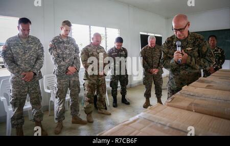 U.S. Navy Cmdr. Jon Conroe, Kaplan mit US Marine Corps Forces, Pazifik, bietet ein Gebet während einer gemeinschaftlichen Veranstaltung zur Unterstützung der Balikatan 2017 im Camp Dela Cruz in Upi, Gamu, 12. Mai 2017. Community Events erlauben Philippinischen und US-service Mitglieder lokaler Gemeinschaften für mögliche Naturkatastrophen vorzubereiten. Balikatan ist eine jährliche US-Philippinischen bilaterale militärische Übung konzentriert sich auf eine Vielzahl von Missionen, einschließlich humanitärer Hilfe und Katastrophenhilfe, Terrorismusbekämpfung, und andere kombinierte militärische Operationen. Stockfoto