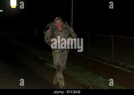 Spezialist für Thomas J. MacDonald mit 130. Engineer Brigade, 8. Theater Sustainment Command, rundet den 12-Meilen-Ruck-Marsch für Tag 4 der besten Krieger Wettbewerb 11.Mai im Bereich x-ray auf Schofield Barracks, Hawaii. Stockfoto