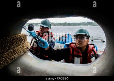 BREMERTON, Washington (11. Mai 2017) Seaman David Schneider, links, von Kankakee, Illinois und der bootsmann Mate Seemann Hugo Saenz, von Chicago, malen ein Keil auf dem Flugzeugträger USS John C Stennis" (CVN 74) Stern Dock. John C Stennis führt eine geplante schrittweise Verfügbarkeit Puget Sound Naval Shipyard und Intermediate Maintenance Facility, in dem das Schiff befindet sich in der planmäßigen Wartung und Upgrades. Stockfoto