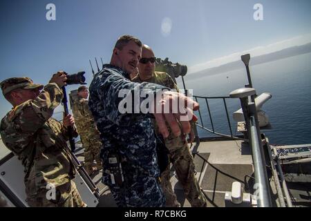 Cmrd. Sylvester Steele erklärt USS Bataan Flugbetrieb mit Briga.Gen. Jeffrey Kramer, Kommandierender General, Combined Joint Operations Center/Armee Forces-Jordan. Eifrig Lion ist eine jährliche US Central Command Übung in Jordanien, die militärische Stärkung der militärischen Beziehungen zwischen den USA, Jordanien und anderen internationalen Partnern. In diesem Jahr Iteration besteht aus ungefähr 7.200 Soldaten aus mehr als 20 Nationen, die für Szenarien, die Sicherheit der Grenzen, das Kommando und die Kontrolle, Cyber Defense und battlespace Management reagieren werden. Stockfoto