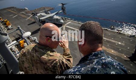 Cmrd. Sylvester Steele erklärt USS Bataan Flugbetrieb mit Briga.Gen. Jeffrey Kramer, Kommandierender General, Combined Joint Operations Center/Armee Forces-Jordan. Eifrig Lion ist eine jährliche US Central Command Übung in Jordanien, die militärische Stärkung der militärischen Beziehungen zwischen den USA, Jordanien und anderen internationalen Partnern. In diesem Jahr Iteration besteht aus ungefähr 7.200 Soldaten aus mehr als 20 Nationen, die für Szenarien, die Sicherheit der Grenzen, das Kommando und die Kontrolle, Cyber Defense und battlespace Management reagieren werden. Stockfoto