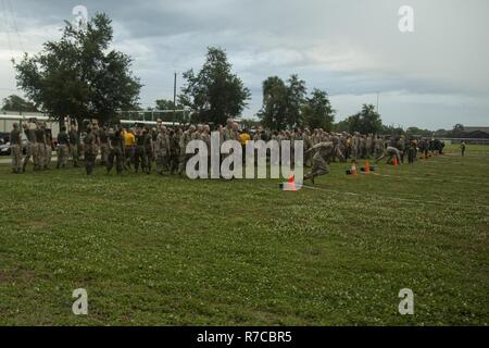 Us Marine Corps Rekruten mit Oscar Firma, 4 Recruit Training Bataillon, und Golf Company, 2 Recruit Training Bataillon, tun einen ersten Combat Fitness Test auf Marine Corps Recruit Depot Parris Island, S.C., 13. Mai 2017. Eine erste CFT wird verwendet, um zu beurteilen, wie die rekruten sind für ihre abschließenden CFT, das ist ein Studium Voraussetzung. Stockfoto