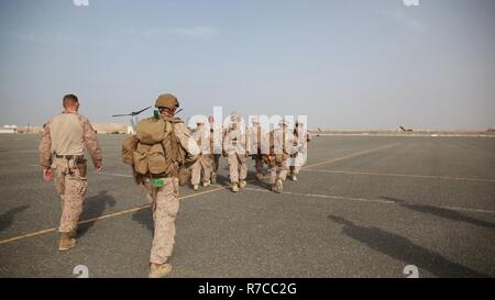 US-Marines mit 1. Bataillon, 7. Marineregiment, speziellen Zweck Marine Air-Ground Task Force-Krise Antwort-Central Command, entlasten zwei simulierte abgeschossene Piloten aus einem MV-22 Osprey Tiltrotor Flugzeug, Marine Medium Tiltrotor Squadron (VMM) 364 in eine nahe gelegene medizinische Einrichtung im Rahmen einer taktischen Wiederherstellung Flugzeuge und Personal Training in Jordanien, 8. Mai 2017 zugewiesen. Dieses Ereignis unterstützt eifrig Lion 2017, eine wiederkehrende multinationalen Übung entwickelt, um Stärken zu militärischer Beziehungen, Interoperabilität zwischen Partnernationen zu erhöhen, und regionale Sicherheit und stabi Stockfoto