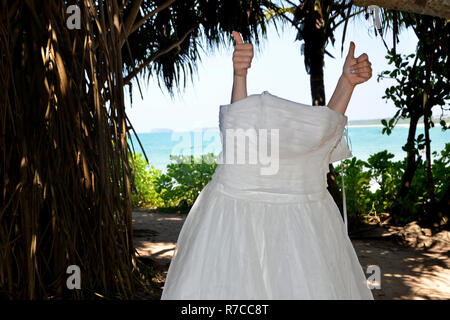 Gebühren der Braut, die Hände mit einer Geste der Klasse. Braut zieht sich ein Kleid, Hochzeit und Flitterwochen in den Tropen auf der Insel Sri Lanka Stockfoto