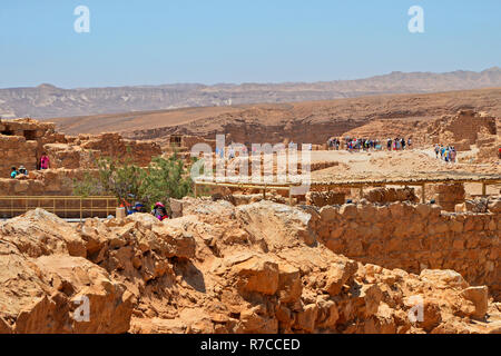 Ausflug touristische Gruppen auf den Ruinen der Festung Masada. Ausflüge rund um Israel und der Judäischen Wüste. Stockfoto