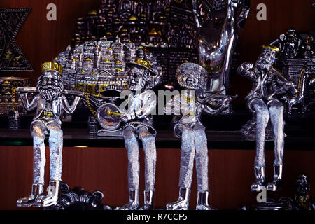 Figurinen - Spielzeug Juden. Silber und Gold Souvenirs auf dem Markt in Jerusalem, Israel. Stockfoto