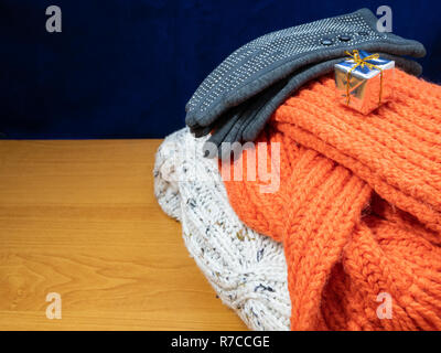Stapel der casual winter Herbst Kleidung mit kleinen Geschenkbox oben eingestellt. Sesonal Kleidung Verkauf Stockfoto