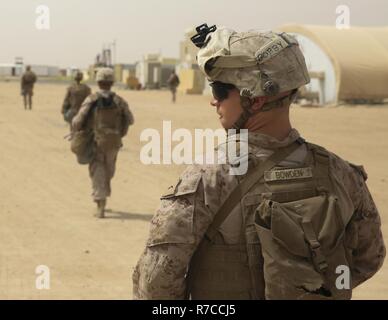 Us Marine Corps Pfc. Sam "Bobby" Bowden, ein rifleman mit Bäcker, 1 Battalion, 7th Marine Regiment, Special Purpose Marine Air-Ground Task Force-Crisis Response-Central Befehl, leitet Patrouillen während eines taktischen Recovery von Flugzeugen und Personal Übung während der vorwärtsfahrt im Nahen und Mittleren Osten, 28. April 2017 im Einsatz. Die Marinesoldaten und Matrosen der SPMAGTF erhalten hoch effektiv und realistisches Training vor der Bereitstellung und sind bereit, die Krise kurzfristig zu reagieren. Stockfoto