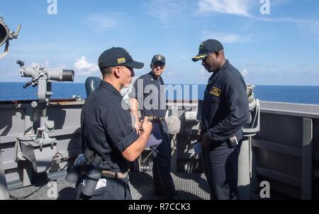 SOUTH CHINA SEA (12. Mai 2017) der Stern Dustin Smith Schriftsatz Cmdr. Anthony Webber, kommandierender Offizier der Arleigh-Burke-Klasse geführte Anti-raketen-Zerstörer USS Dewey (DDG105), auf der Brücke Flügel. Dewey ist Teil der Sterett-Dewey Oberfläche Action Group und ist die dritte Gruppe bereitstellen, die unter der Kontrolle und Steuerung 3. Flotte nach vorne gerufen zu konstruieren. Die USA 3 Flotte bietet zusätzliche Optionen auf der pazifischen Flotte Commander durch die Nutzung der Möglichkeiten des 3. und 7 Flotten. Stockfoto