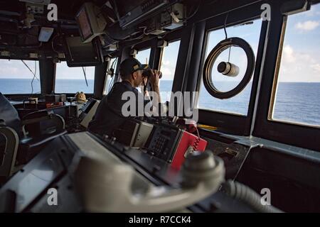 SOUTH CHINA SEA (12. Mai 2017) Commander Gerald Lorio, Executive Officer der Arleigh-Burke-Klasse geführte Anti-raketen-Zerstörer USS Dewey (DDG105) beobachtet einen Mann-über-Bord-Position bohren an Bord Dewey. Dewey ist Teil der Sterett-Dewey Oberfläche Action Group und ist die dritte Gruppe bereitstellen, die unter der Kontrolle und Steuerung 3. Flotte nach vorne gerufen zu konstruieren. Die USA 3 Flotte bietet zusätzliche Optionen auf der pazifischen Flotte Commander durch die Nutzung der Möglichkeiten des 3. und 7 Flotten. Stockfoto