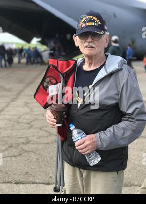 Achtzig Jahre alte Phillip Houdeshell, nimmt von Coraopolis, Pennsylvania, 2017 Flügel über Pittsburgh, 13. Mai 2017. Houdeshell, ein Vietnam-Veteran, genossen die Airshow, aber er freute sich vor allem um eine Armee UH-60 Black Hawk zu finden. Stockfoto