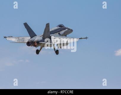 Eine F/A-18C Hornet, mit Marine Fighter Attack Squadron (Vmfa) 314, fliegt über eine strategische Expeditionary Landeplatz (selbst) während der integrierte Ausbildung Übung (ITX) 3-17, auf Marine Corps Air Ground Combat Center Twentynine Palms, Calif., Mai 4. ITX ist eine kombinierte Waffen Übung die Einheiten über 3. Marine Flugzeugflügel als Aviation combat Element mit Boden und Logistik Kampf als Marine Air-task force integriert zu betreiben. Mehr als 650 Marines und 27 Flugzeuge mit 3 MAW unterstützen ITX 3-17. Stockfoto