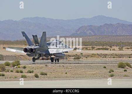Eine F/A-18C Hornet, mit Marine Fighter Attack Squadron (Vmfa) 314, fliegt über eine strategische Expeditionary Landeplatz (selbst) während der integrierte Ausbildung Übung (ITX) 3-17, auf Marine Corps Air Ground Combat Center Twentynine Palms, Calif., Mai 4. ITX ist eine kombinierte Waffen Übung die Einheiten über 3. Marine Flugzeugflügel als Aviation combat Element mit Boden und Logistik Kampf als Marine Air-task force integriert zu betreiben. Mehr als 650 Marines und 27 Flugzeuge mit 3 MAW unterstützen ITX 3-17. Stockfoto