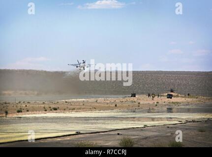 Eine F/A-18C Hornet, mit Marine Fighter Attack Squadron (Vmfa) 314, fliegt über eine strategische Expeditionary Landeplatz (selbst) während der integrierte Ausbildung Übung (ITX) 3-17, auf Marine Corps Air Ground Combat Center Twentynine Palms, Calif., Mai 4. ITX ist eine kombinierte Waffen Übung die Einheiten über 3. Marine Flugzeugflügel als Aviation combat Element mit Boden und Logistik Kampf als Marine Air-task force integriert zu betreiben. Mehr als 650 Marines und 27 Flugzeuge mit 3 MAW unterstützen ITX 3-17. Stockfoto