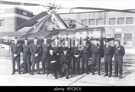 Erfinder Igor Sikorsky, der Vater der amerikanischen Hubschrauber, Besuche HMX-1 bei Marine Corps Air Station Quantico, Virginia. Im Hintergrund ist ein HO3S-1 Hubschrauber, einer der ersten beiden "Whirlybirds" in die US Marine Corps zugewiesen. Stockfoto