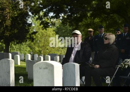 Pensionierter Master Sgt. Joe Martin, 6994Th Security Squadron Morse Code operator, wartet bis aufgerufen werden seine Äußerungen während der Baron 52 Kranzniederlegung Zeremonie am 10. Mai 2017 zu beginnen. Stockfoto