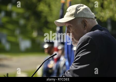 Pensionierter Master Sgt. Joe Martin, 6994Th Security Squadron Morse Code operator, sagt Flieger von der 94th Intelligence Squadron über seine Erfahrungen während des Vietnamkriegs an der Baron 52 Kranzniederlegung Zeremonie am 10. Mai 2017. Stockfoto