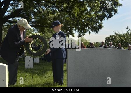 Pensionierter Master Sgt. Joe Martin, 6994Th Security Squadron Morse Code operator und Oberstleutnant Laura Bunyan, 94th Intelligence Squadron Commander, stellen Sie den Kranz zu Ehren der EG-43 Q Crew 1973 verloren am 10. Mai 2017 gestellt. Stockfoto