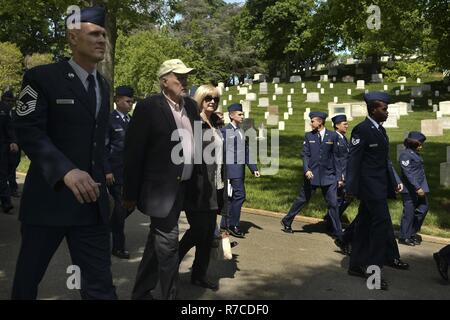Von der 94th Intelligence Squadron, USA Vietnam Veteranen und Gäste verlassen Arlington National Cemetery Flieger nach dem Baron 52 Kranzniederlegung Zeremonie am 10. Mai 2017. Stockfoto