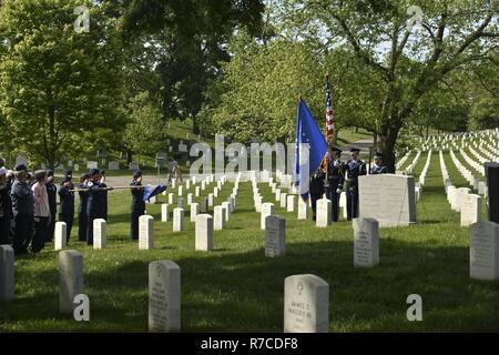 Flieger von der 94th Intelligence Squadron, USA Vietnam Veteranen und Gäste stehen als Taps wird während der Baron 52 Kranzniederlegung Zeremonie am 10. Mai 2017 gespielt. Stockfoto